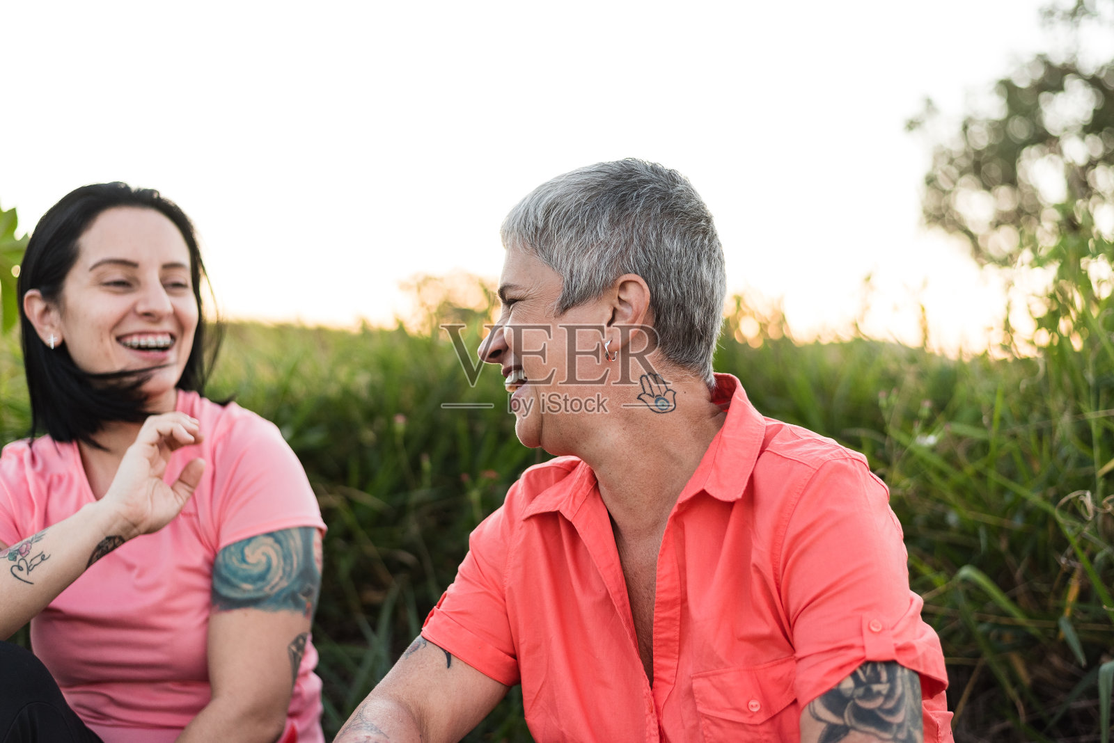 母女在户外放松照片摄影图片