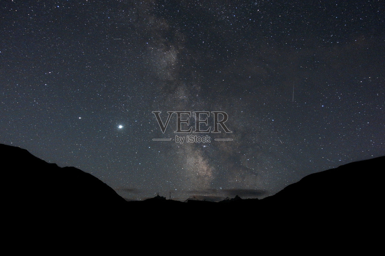 星空和银河在山中。照片摄影图片