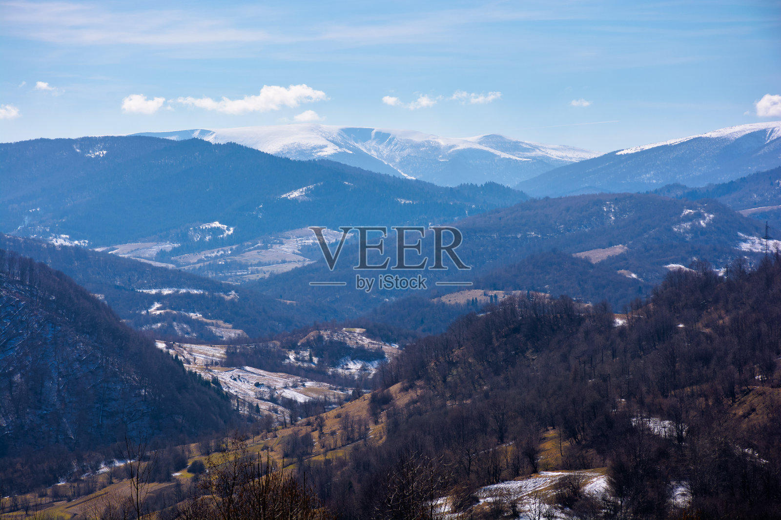 多山的乡村在早春照片摄影图片