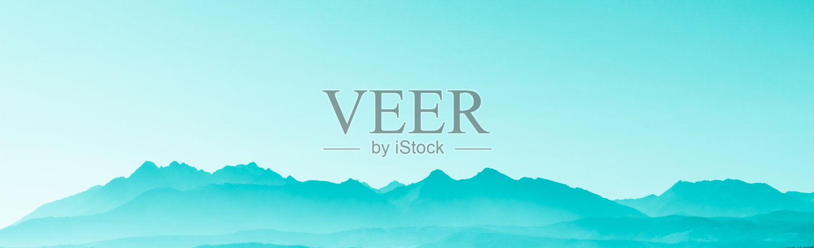 绿油油的群山映衬着蓝绿色的天空，梦幻般的童话般的山景照片摄影图片