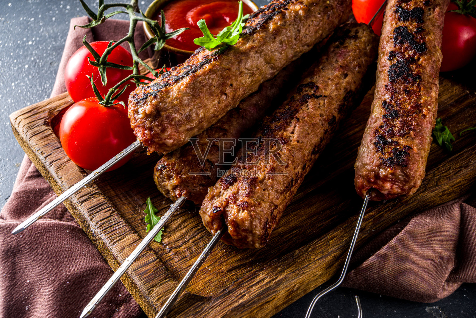 绞碎的牛肉串串在串上照片摄影图片