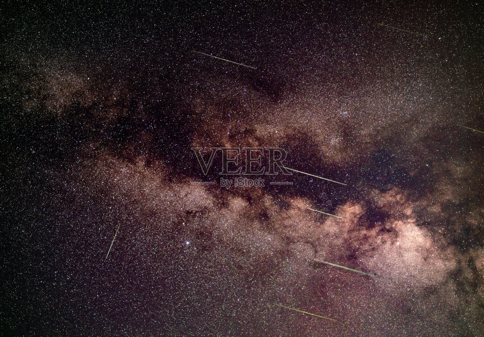 天鹰座区域的银河流星雨-长曝光照片照片摄影图片