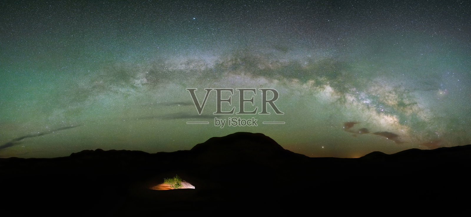 犹他州埃斯卡兰特银河下的舞厅摇滚剪影照片摄影图片