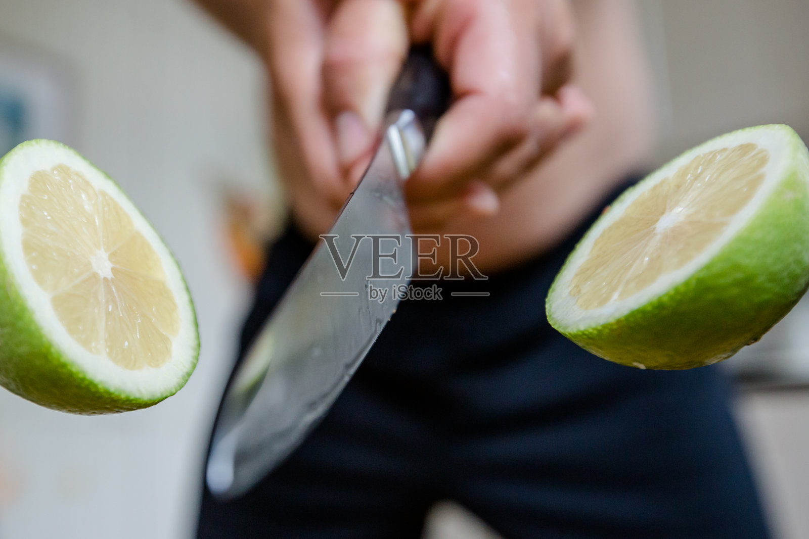 青柠是用一把锋利的刀在空中切的照片摄影图片