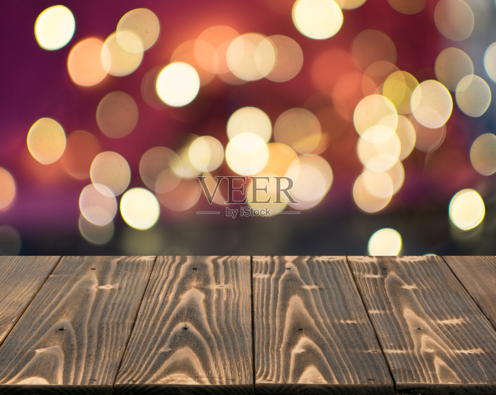 木桌子模仿的Garland Bokeh圆照片摄影图片