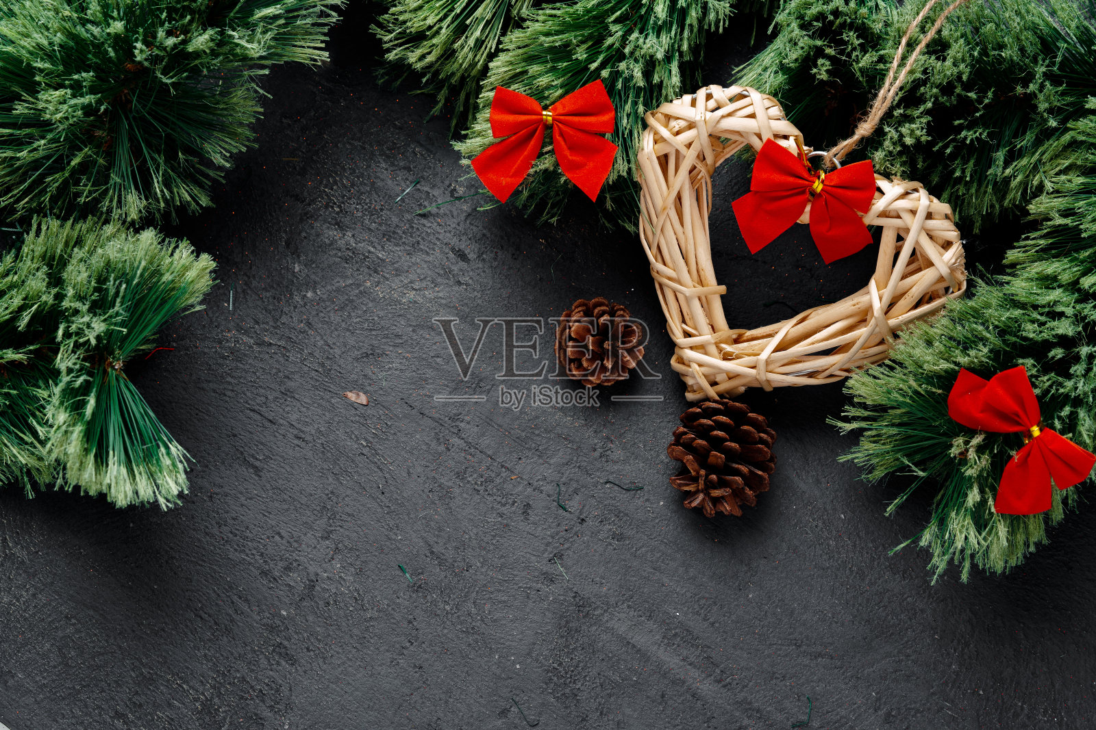 32、杉树的枝头用木心贴黑照片摄影图片