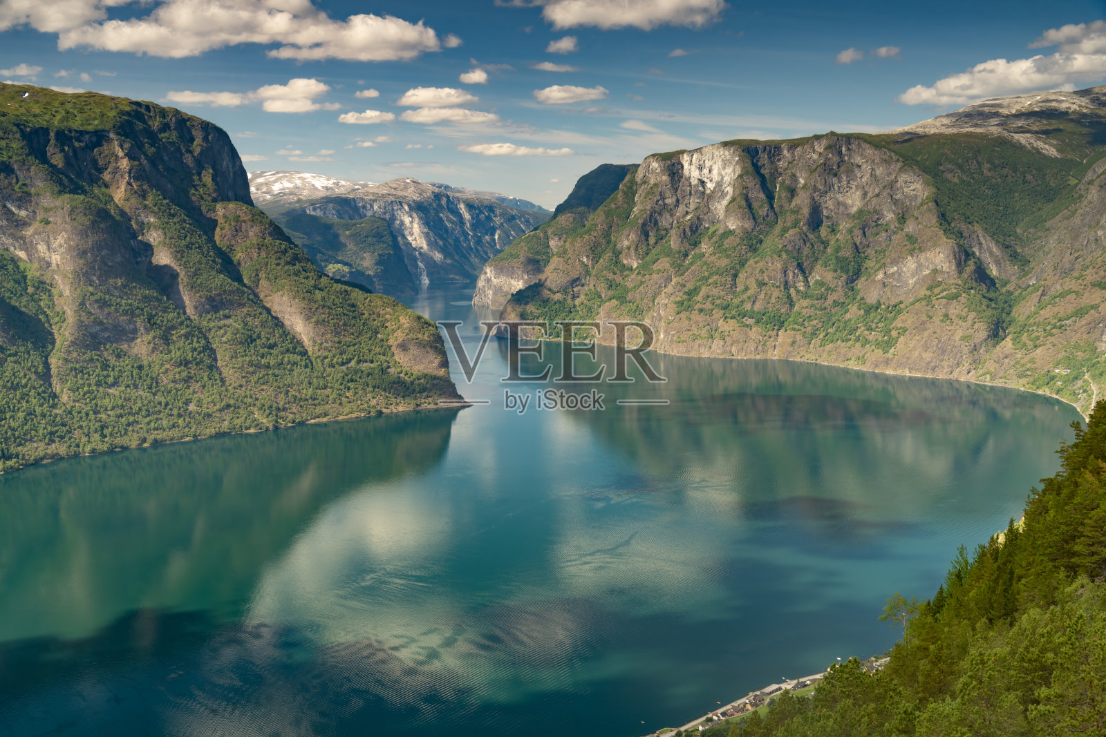 挪威维斯特兰市的243号Sogn Fjordane县公路上，从Stegastein的视角可以看到奥兰德峡湾(Sognefjorden的一个分支)的壮丽景色。照片摄影图片