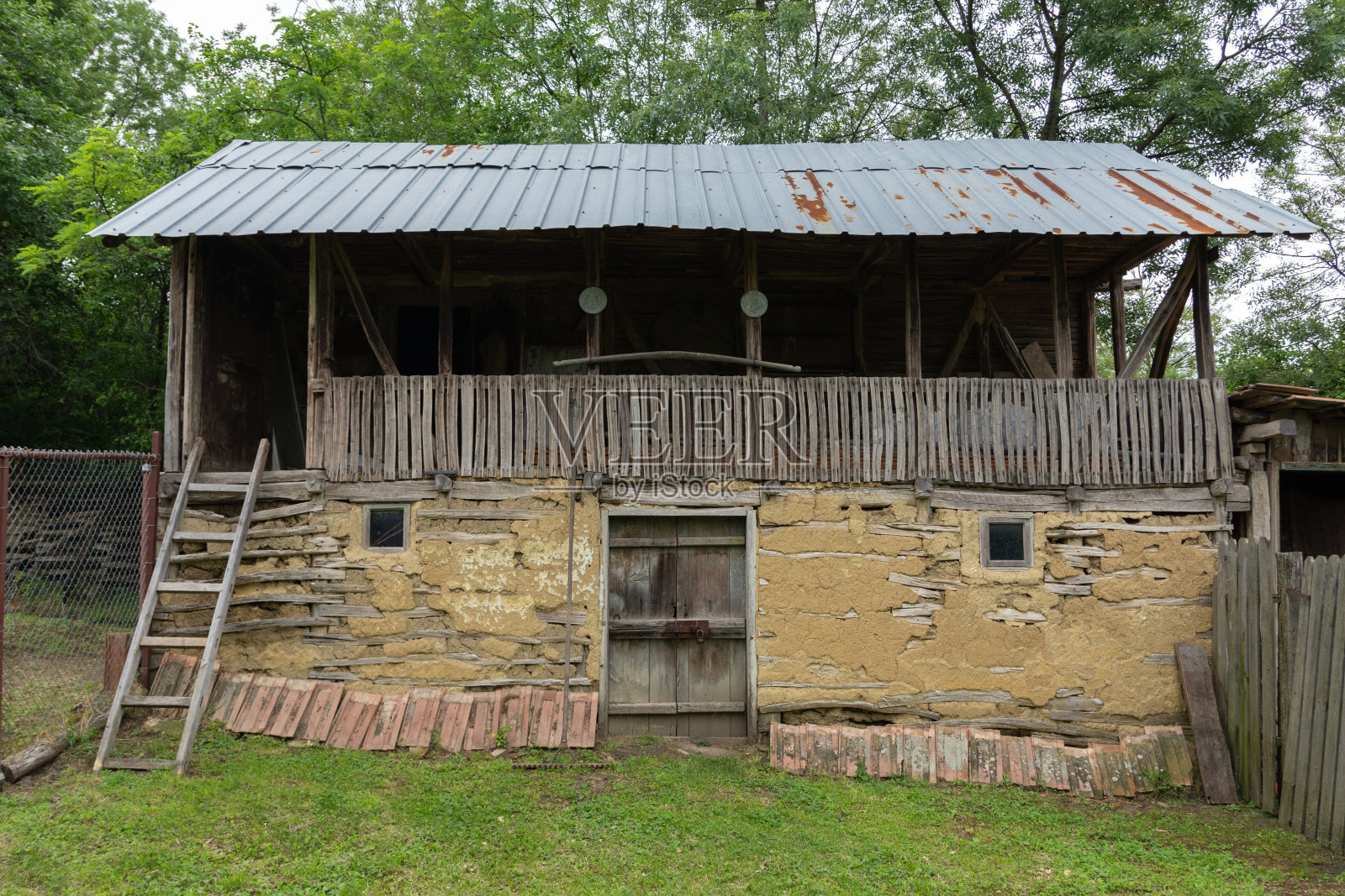 古老的罗马尼亚土坯谷仓照片摄影图片