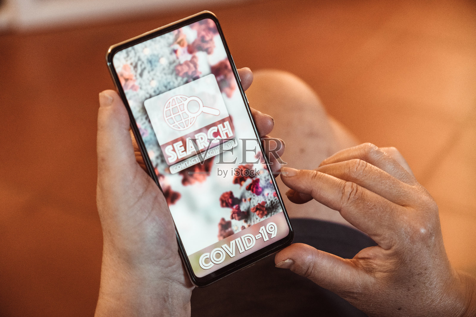 家里智能手机上的联系人追踪应用照片摄影图片