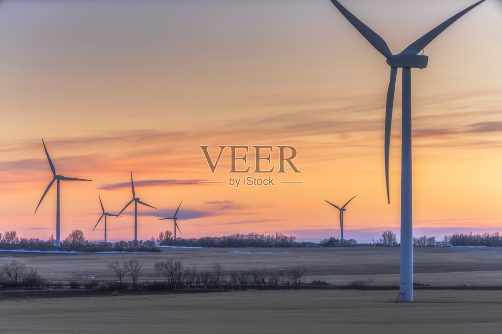 风力涡轮机的轮廓在日落照片摄影图片