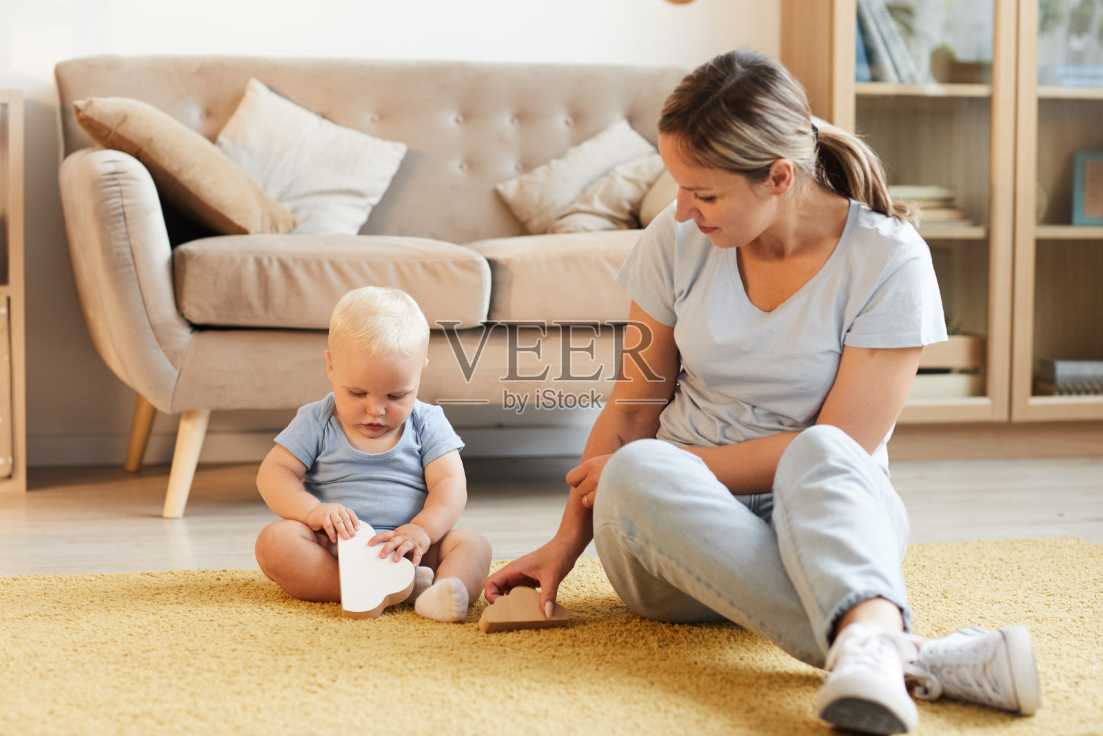 年轻的母亲和孩子玩照片摄影图片