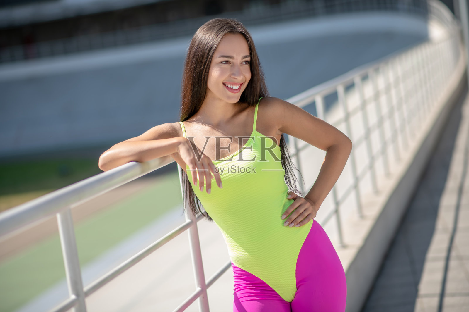 女孩在正确的运动装摆姿势和看起来很棒照片摄影图片