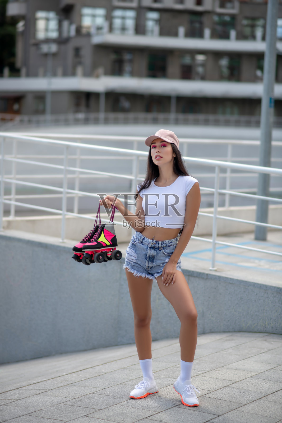 穿着短裤和上衣穿着旱冰鞋的漂亮女孩照片摄影图片