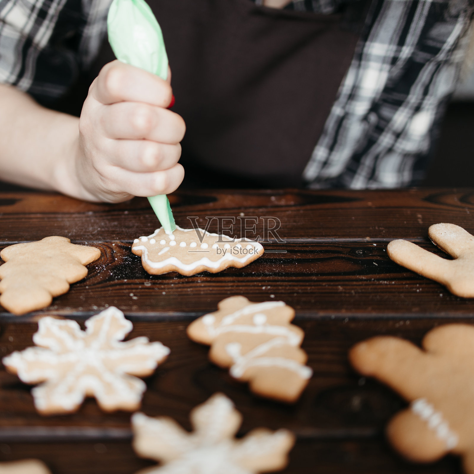 装饰圣诞姜饼的女人照片摄影图片