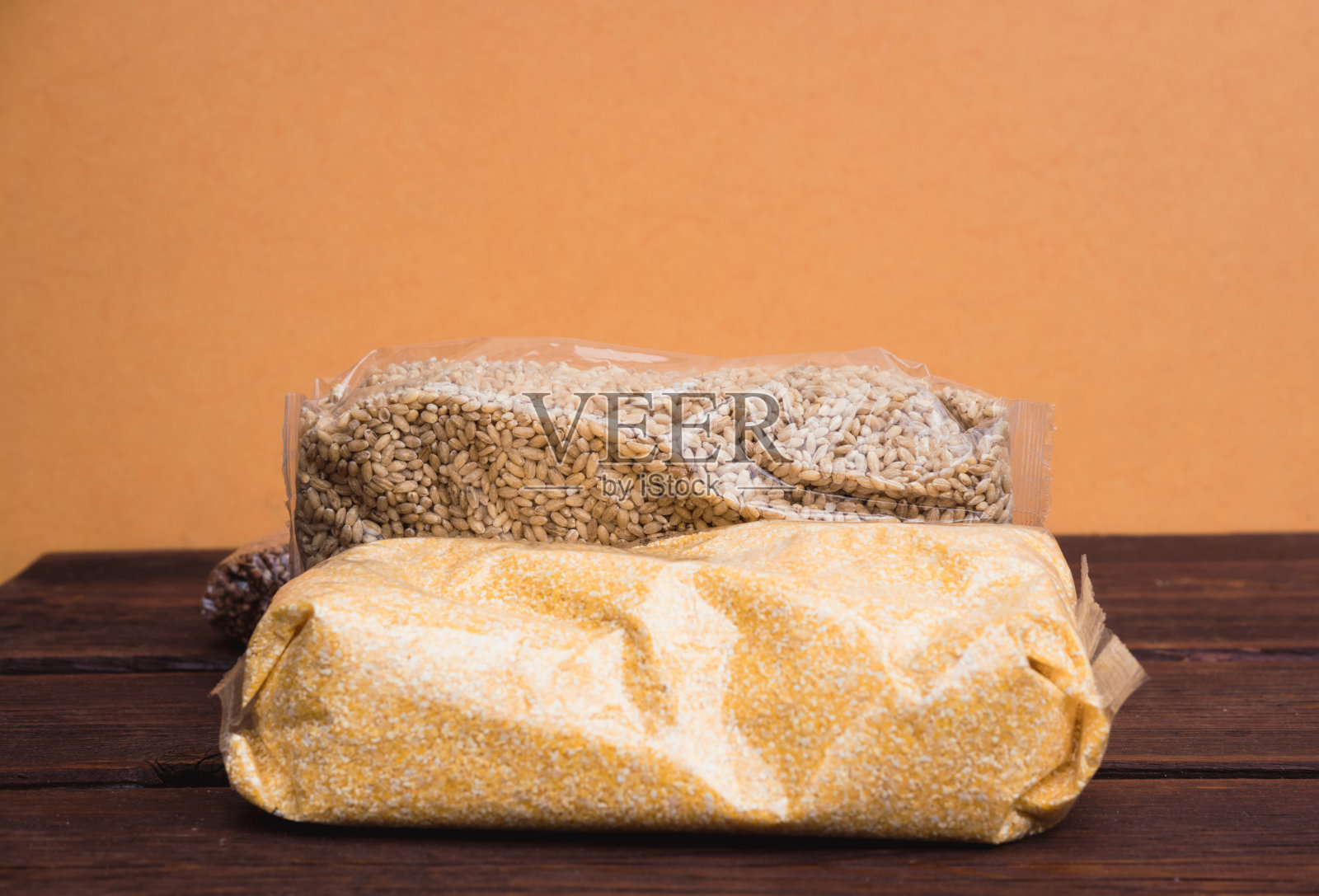 桌子上放着一包包的各种麦片照片摄影图片