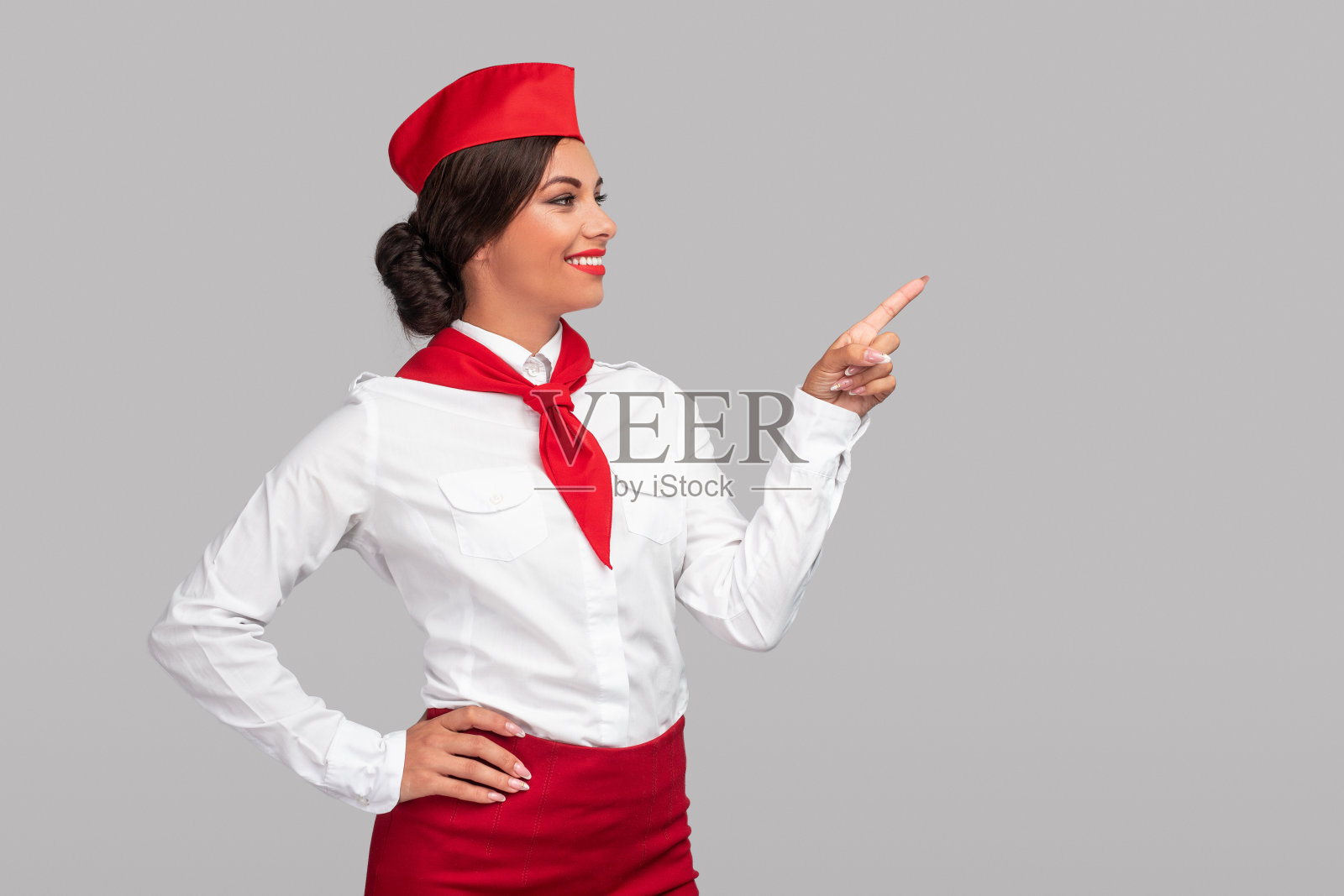 快乐的空姐指向空白处照片摄影图片