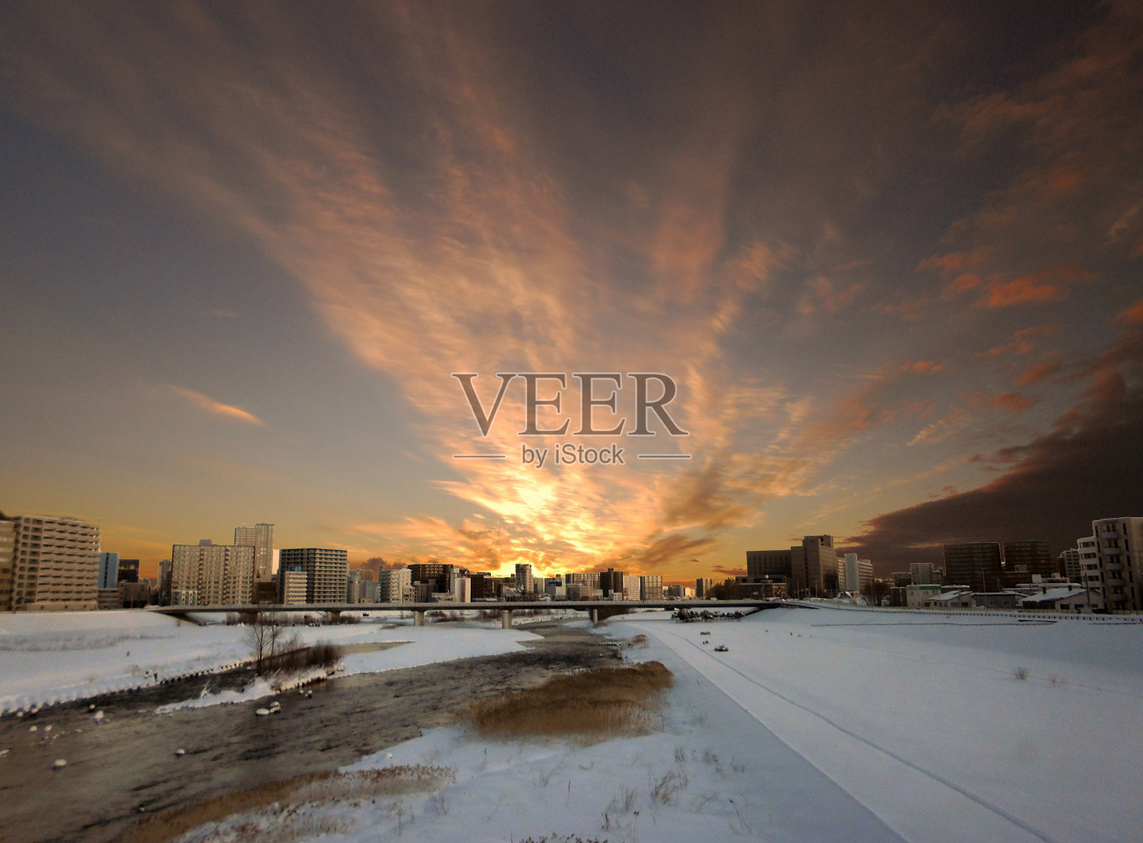 城市中的日落照片摄影图片