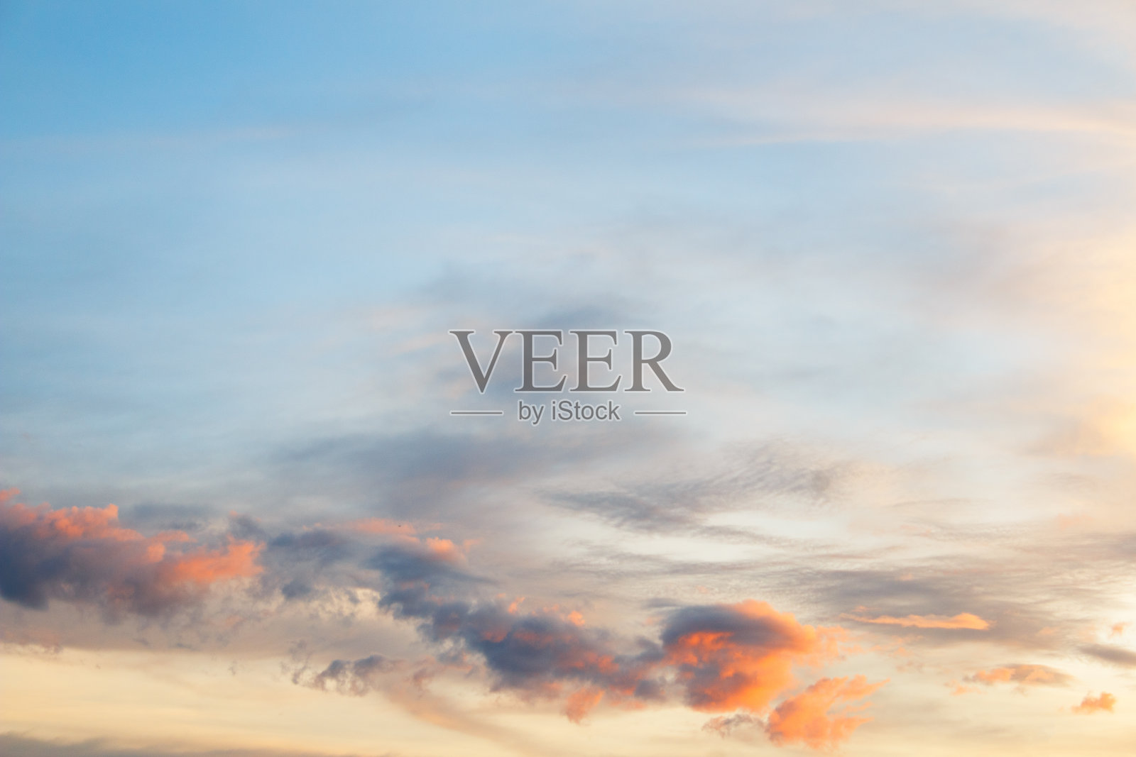 美丽多彩的天空和云在黄昏时间的背景照片摄影图片