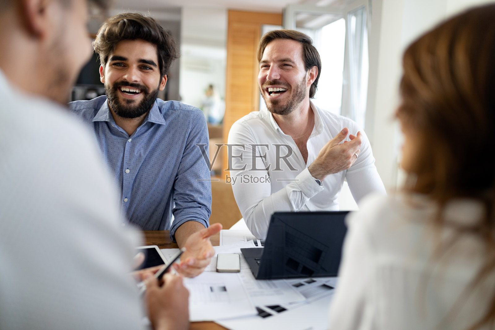 企业家和商务人士在现代化的会议室开会照片摄影图片