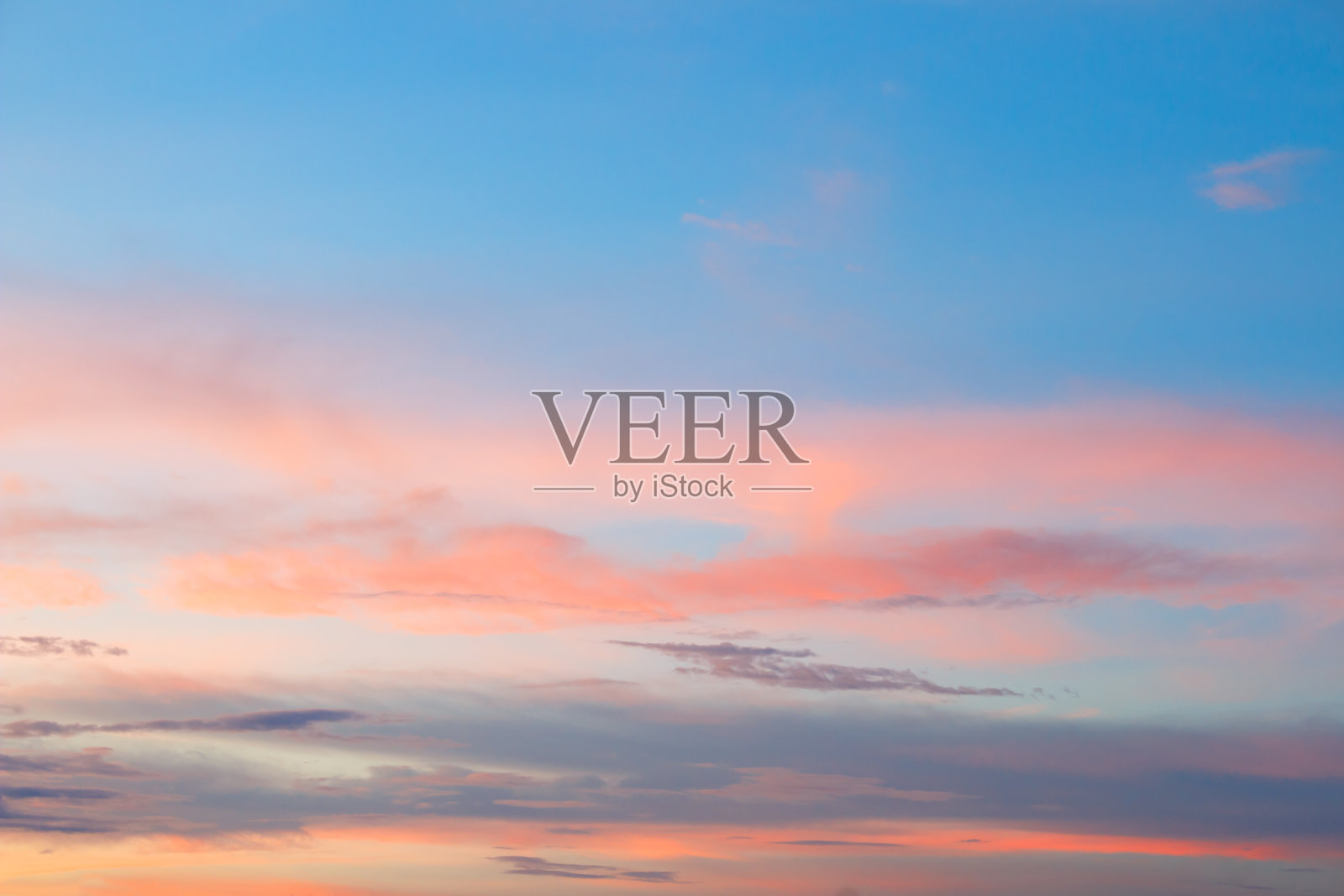 美丽多彩的天空和云在黄昏时间的背景照片摄影图片