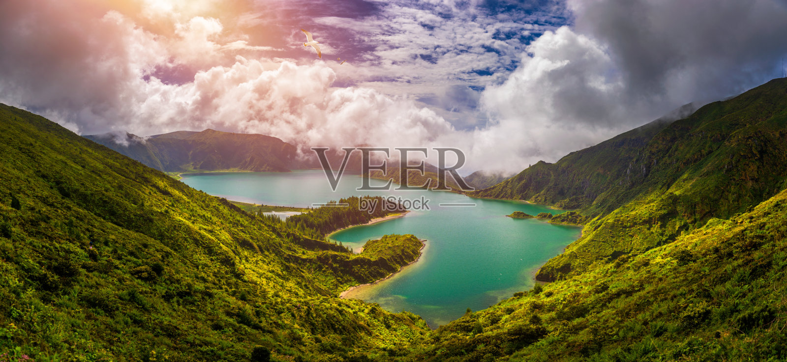 亚速尔自然景观一览无余，葡萄牙岛风景优美。火山口里美丽的泻湖和绿色的田野。旅游景点、旅游目的地。葡萄牙的亚速尔群岛。照片摄影图片