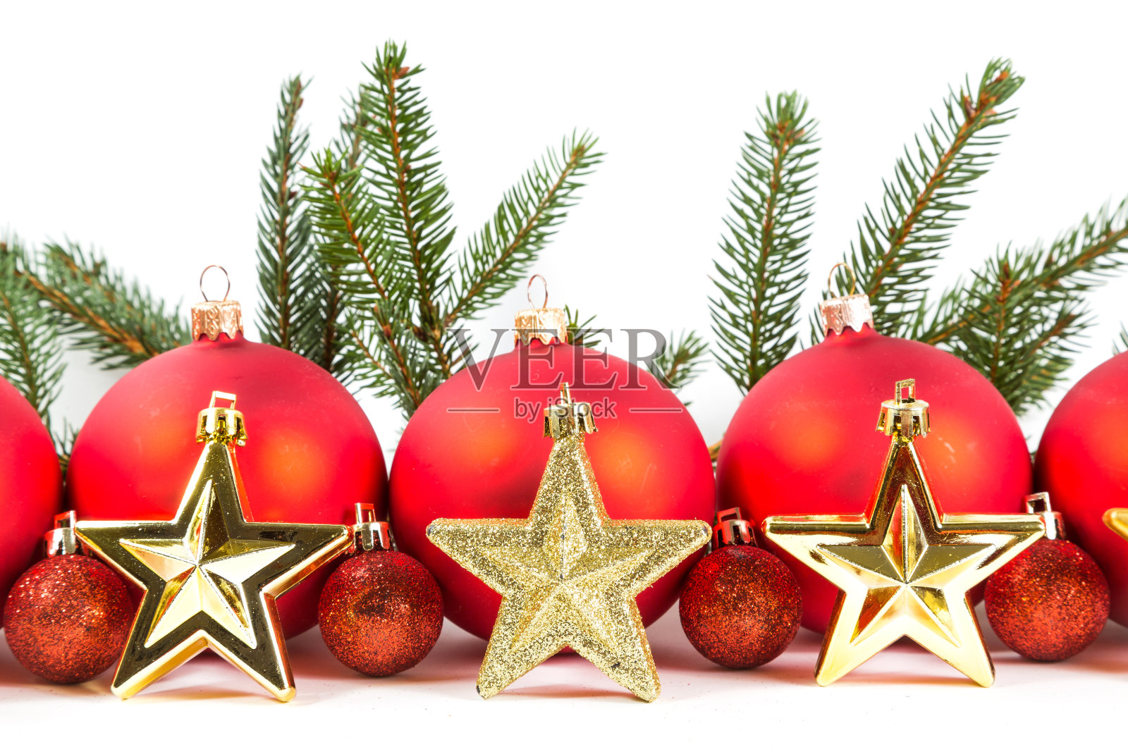 红色的圣诞球和冷杉树枝照片摄影图片