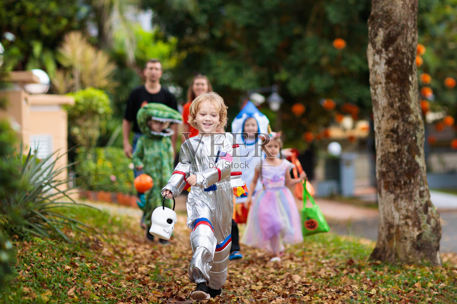 孩子们不给糖就捣蛋。万圣节是孩子们的乐趣。照片摄影图片