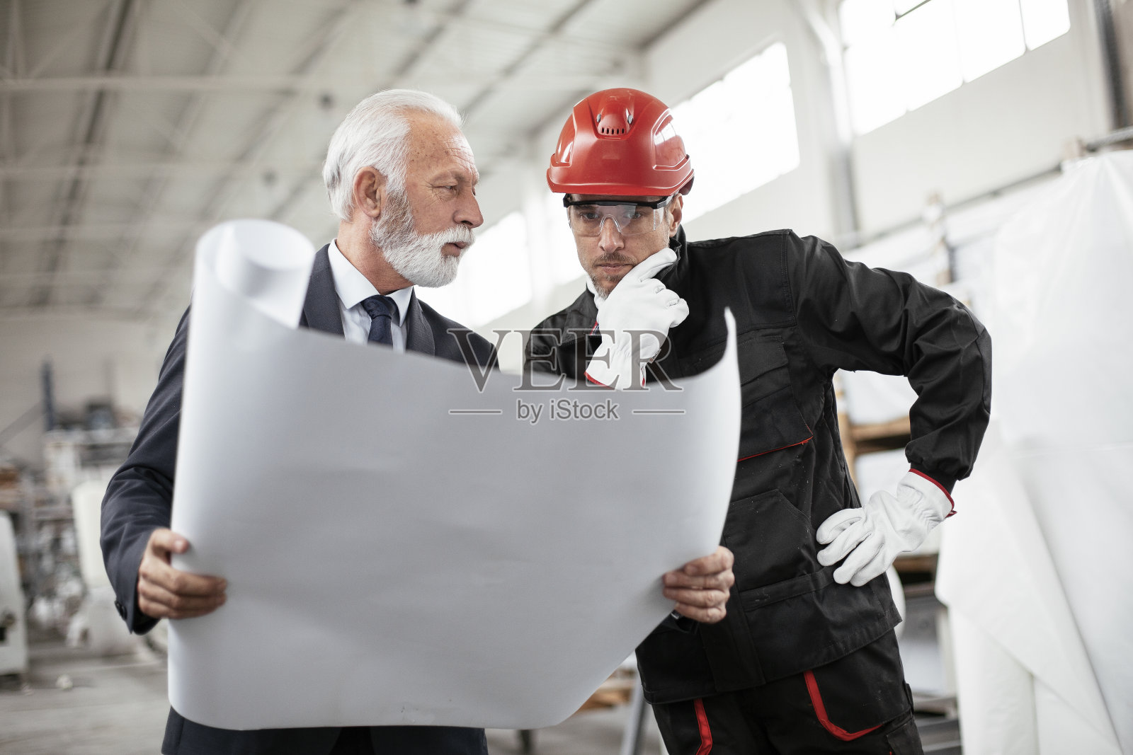 建筑师和工人在工厂。照片摄影图片