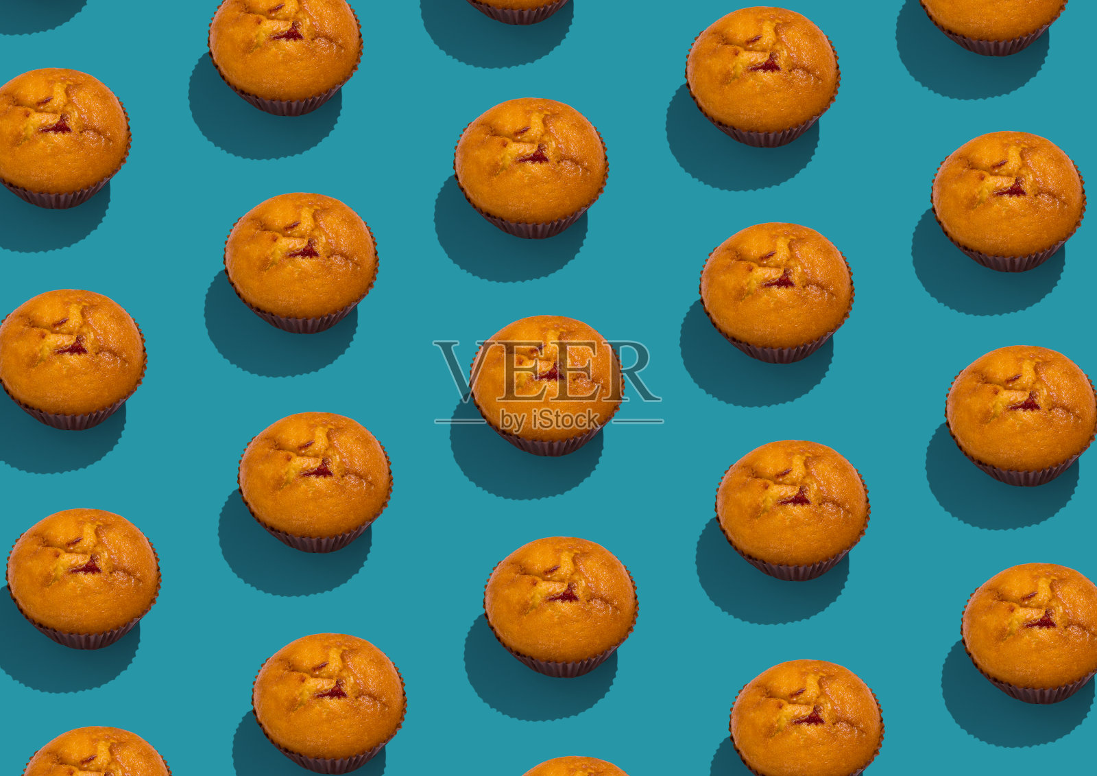 一套美味的红润松饼馅与果酱在蓝色的背景照片摄影图片