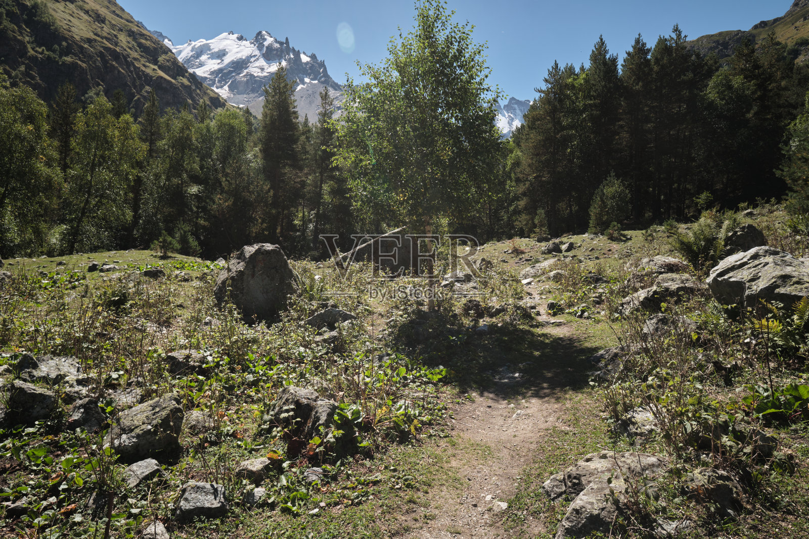 徒步前往厄尔布鲁斯地区的冰碛照片摄影图片