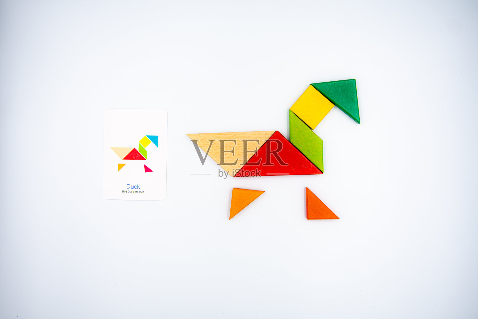 彩色木七巧板在鸭的形状在白色的背景照片摄影图片