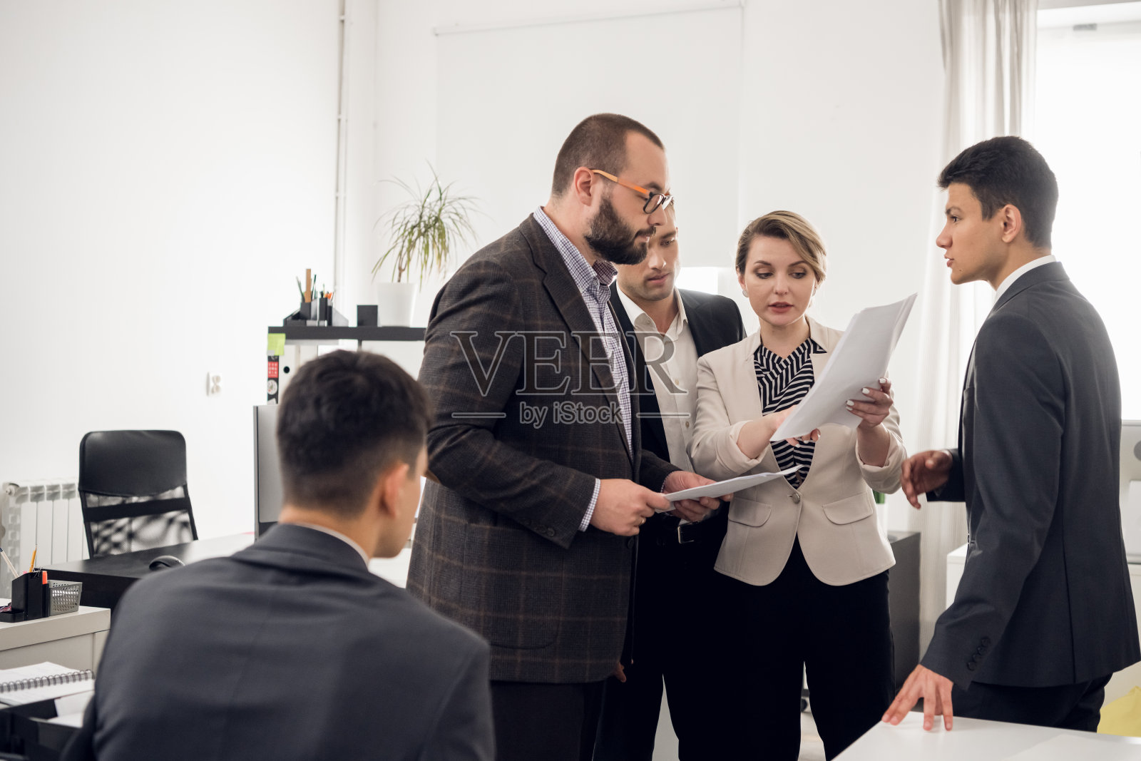 会议分析了一家年轻的建材公司的发展战略。主任与他的下属交流照片摄影图片