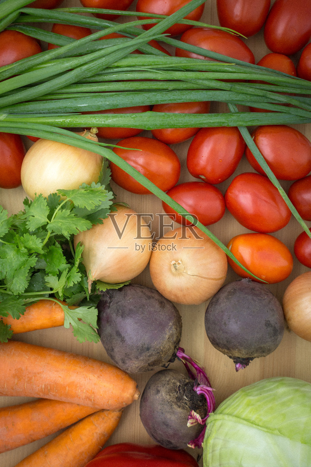 木质的工作台上放着新鲜的蔬菜照片摄影图片