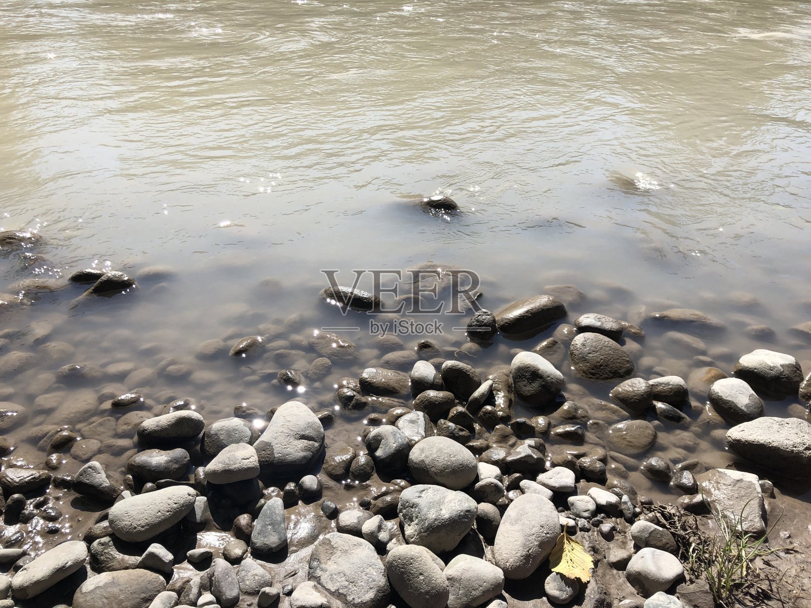 河里的石头照片摄影图片