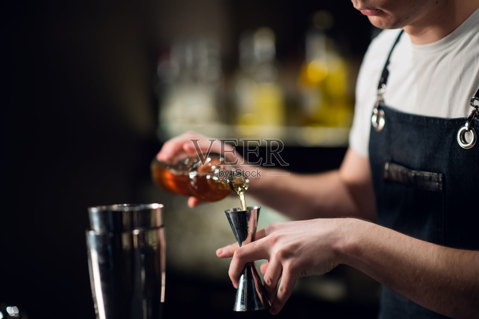 有经验的调酒师准备鸡尾酒照片摄影图片