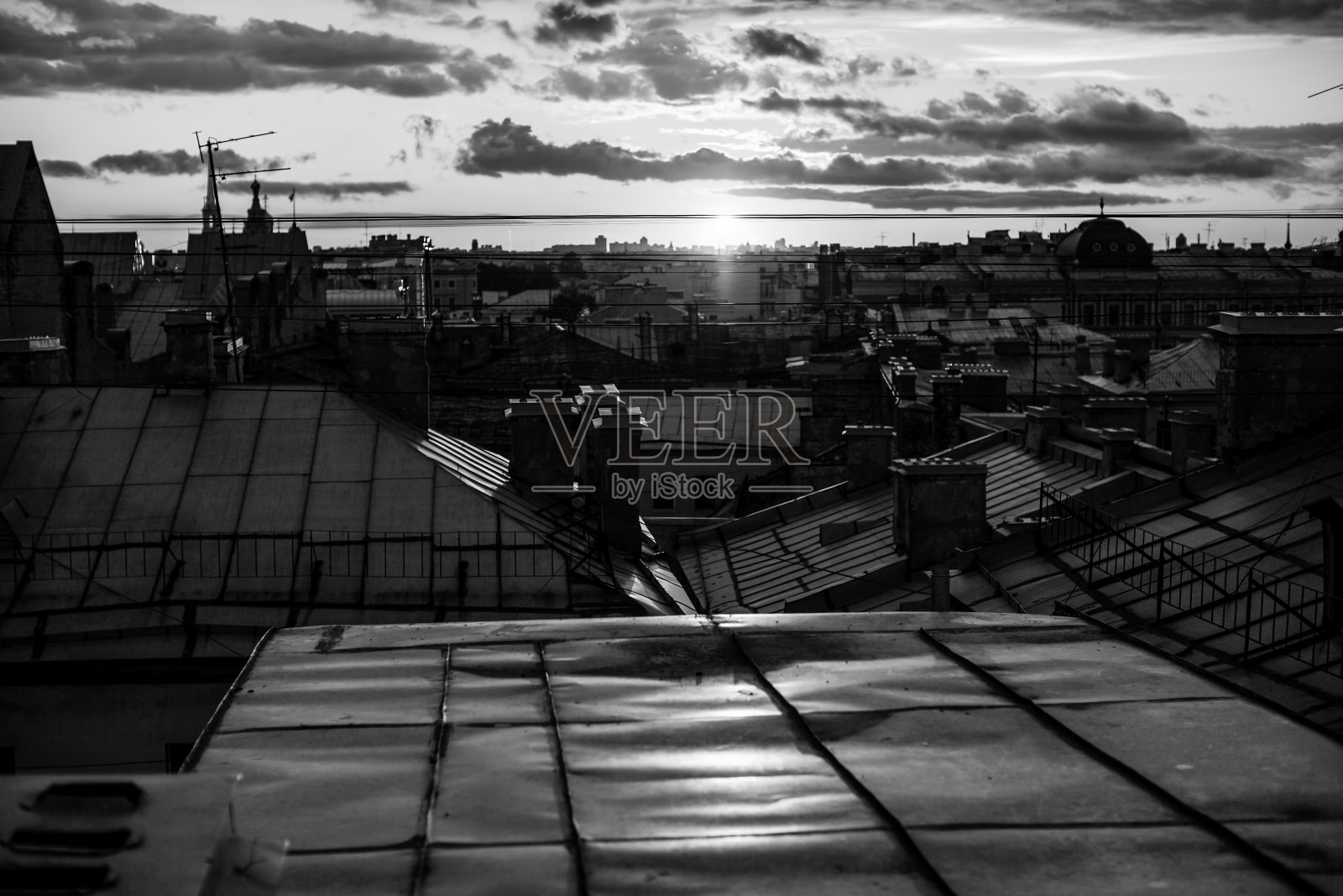 圣彼得堡暮色中的屋顶。黑白照片。照片摄影图片