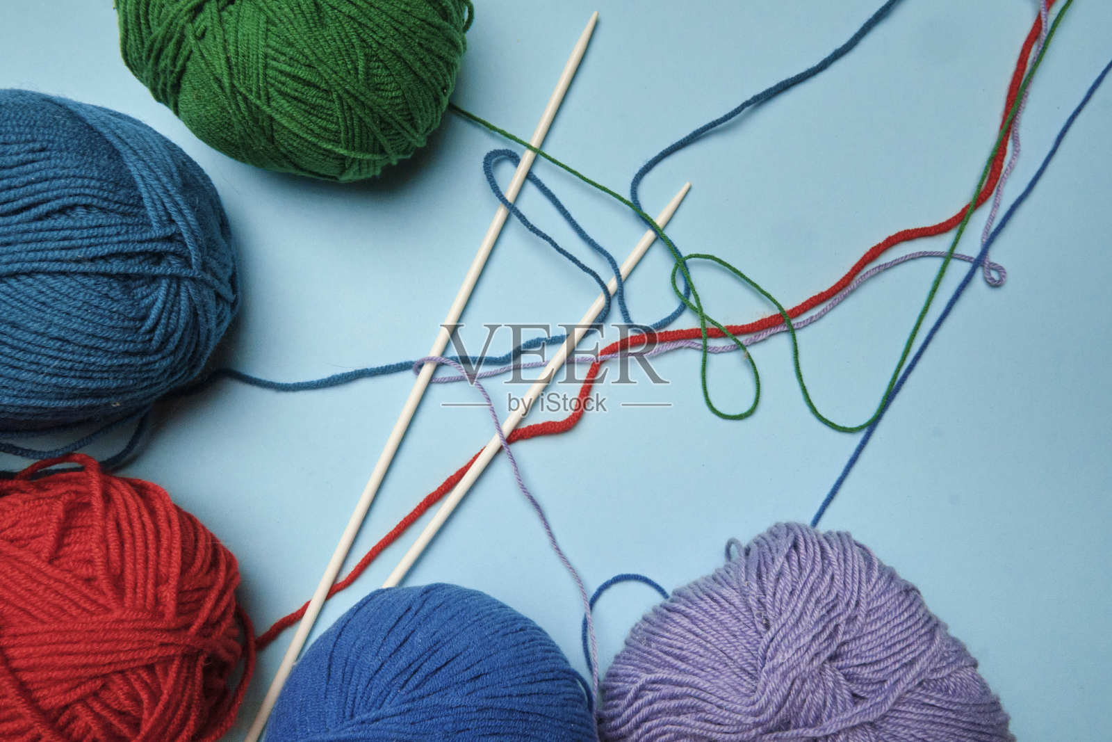 组各种纱线球和针织针特写照片摄影图片