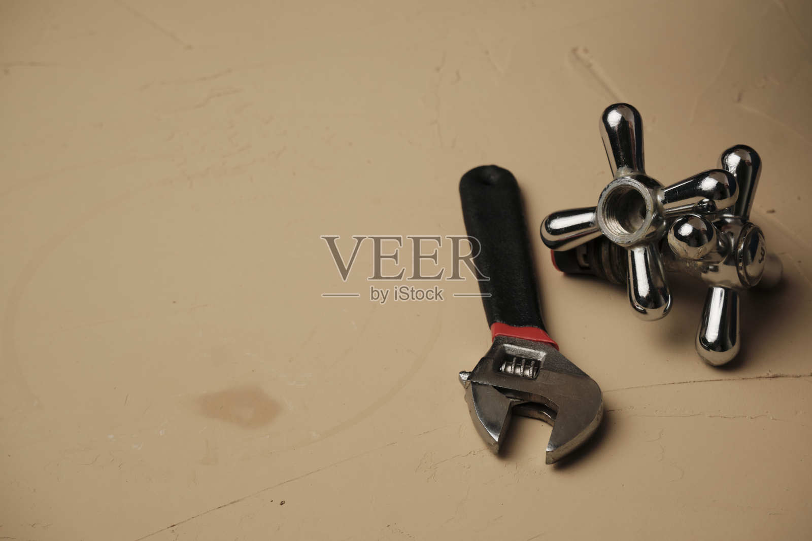 洗手盆搅拌机修设在地板的一角用水滴拍摄，复制空间照片摄影图片