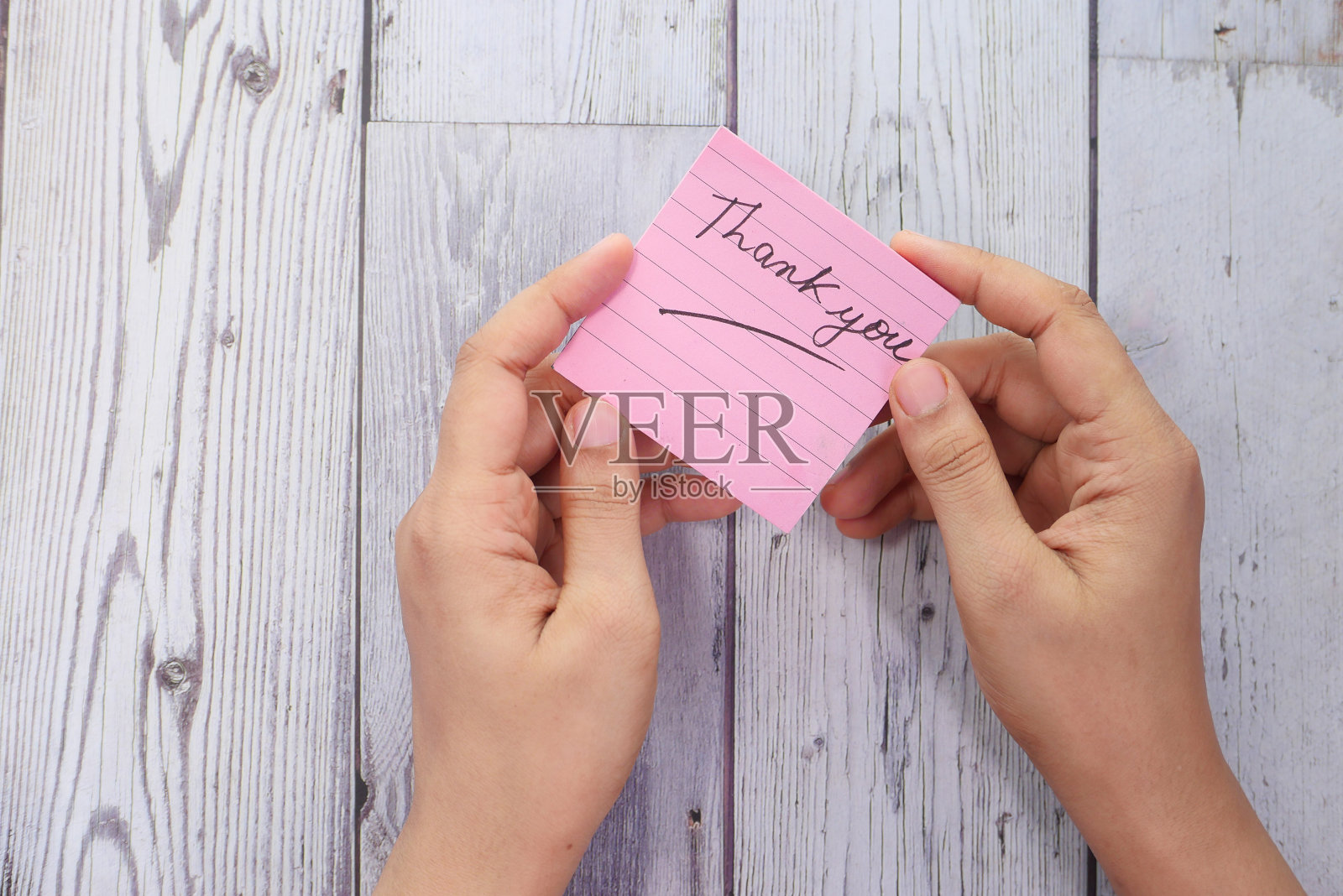 女人的手握着感谢便条，自上而下照片摄影图片