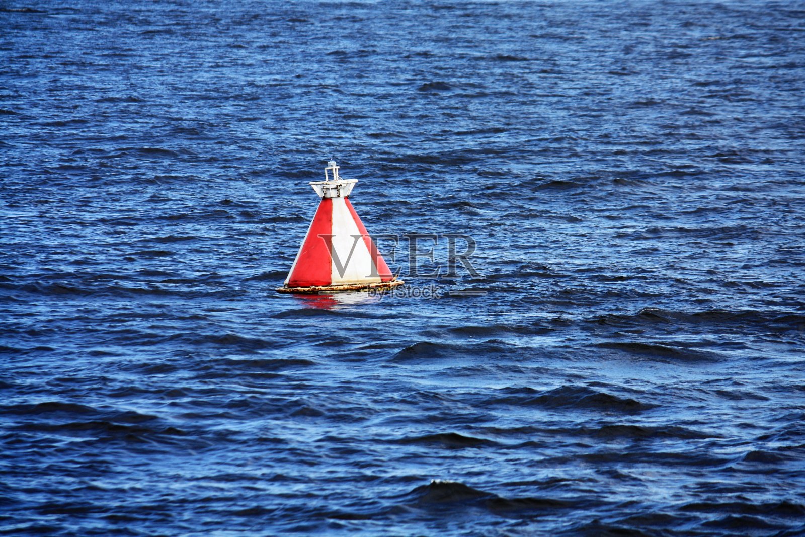 水中有红白相间的浮标照片摄影图片