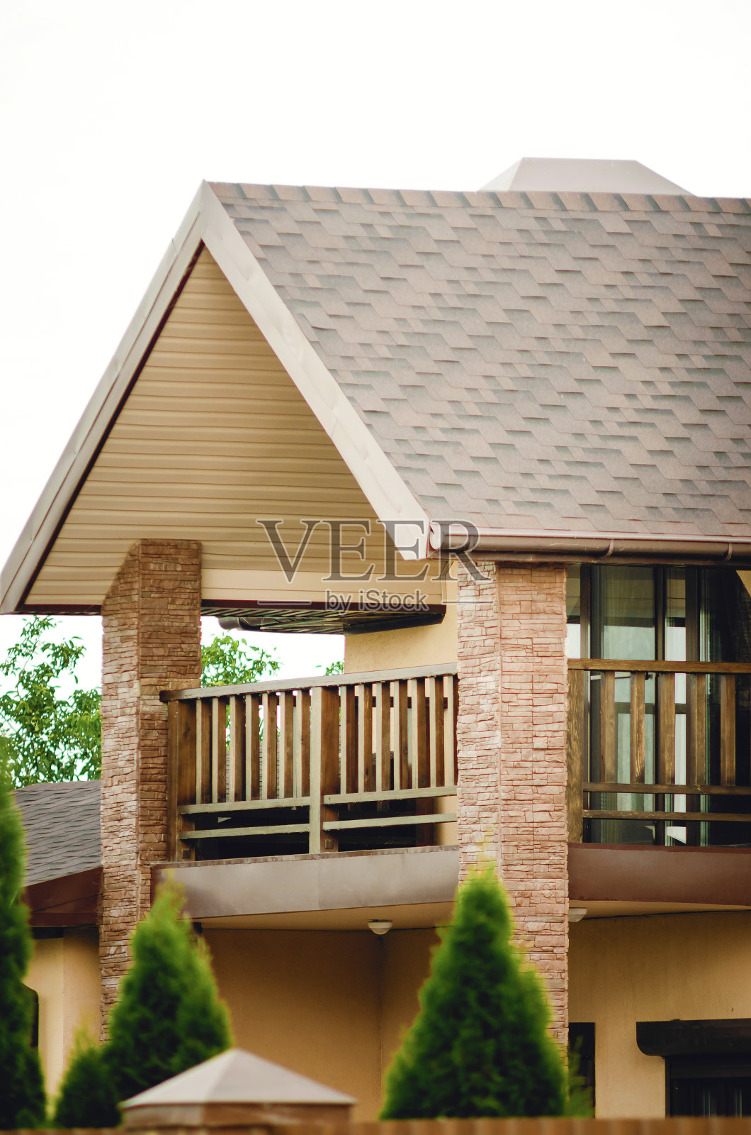 一个带阳台的美丽乡村别墅的碎片。照片摄影图片