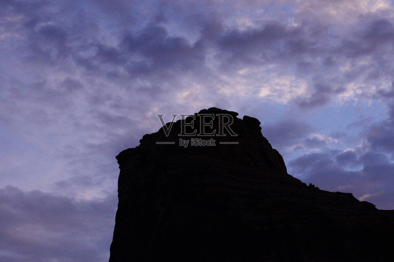 沙漠岩石尖顶剪影对蓝色和紫色的天空照片摄影图片