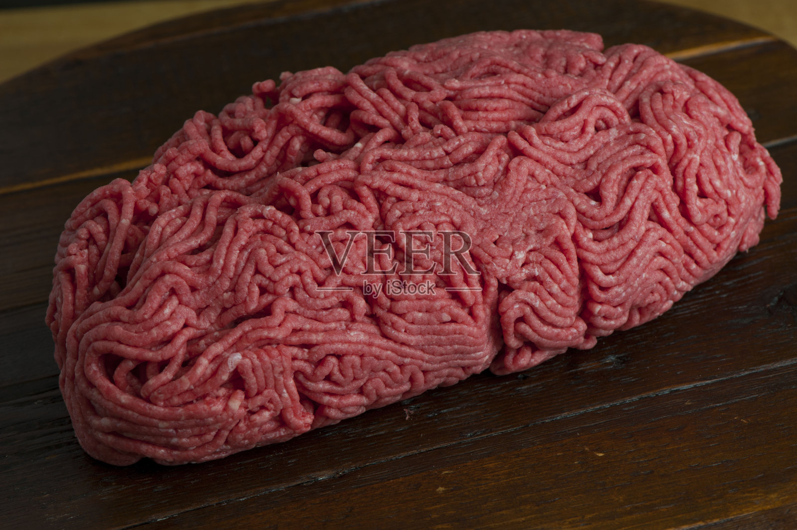 汉堡包。汉堡肉。屠夫商店的生肉拍摄在木制屠夫块。经典的美国肉店切肉。牛排，牛排骨，菲力牛排，猪排骨，猪腰肉，肋眼和羊腿。照片摄影图片