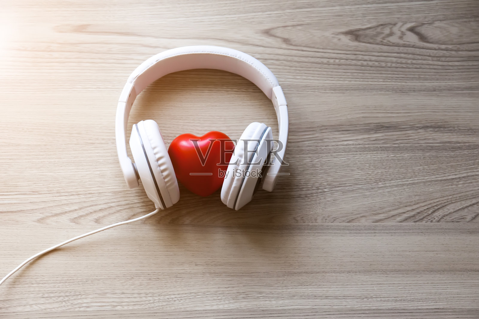 白色耳机，中间有红心标志照片摄影图片