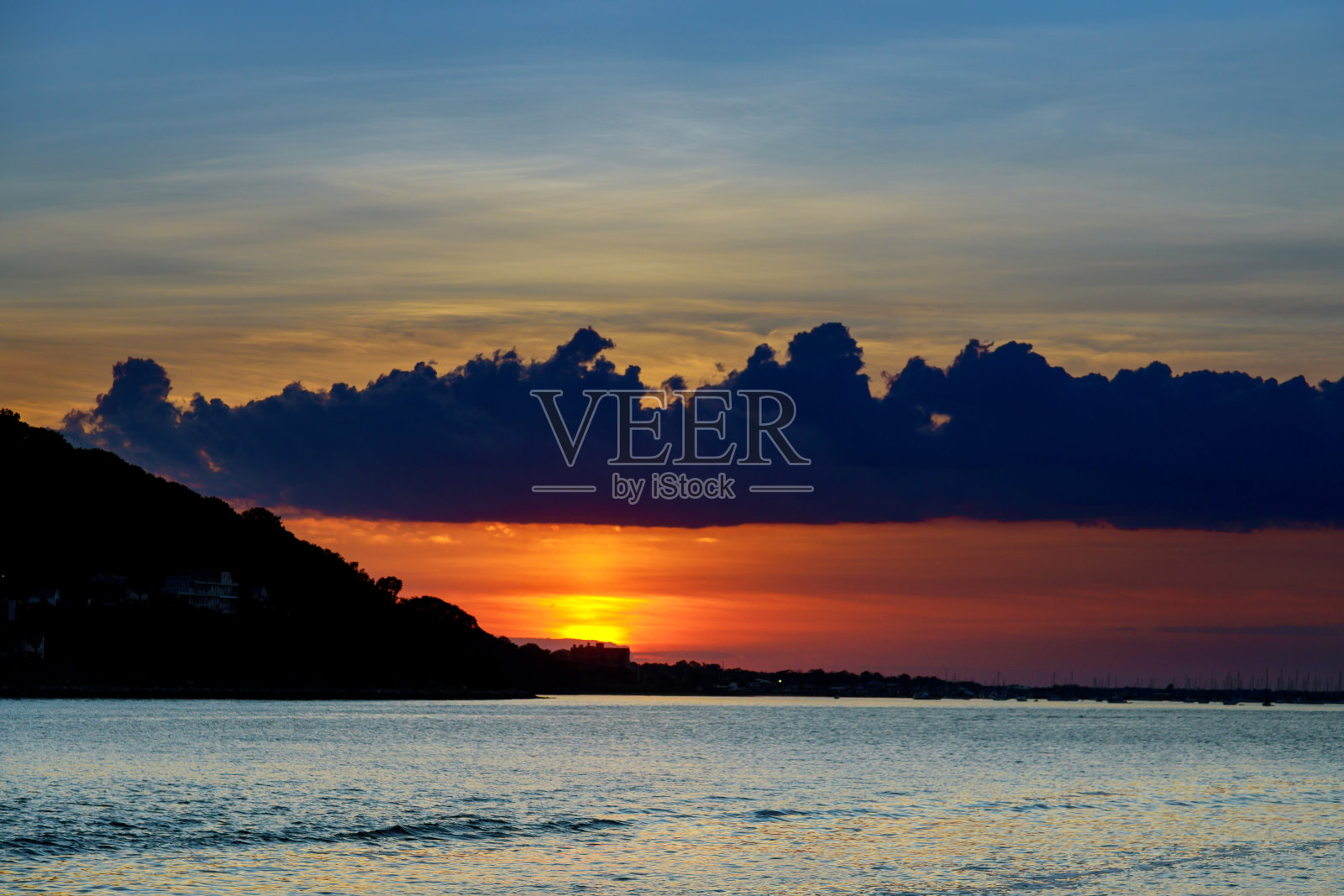 美丽的海边日落全景。照片摄影图片