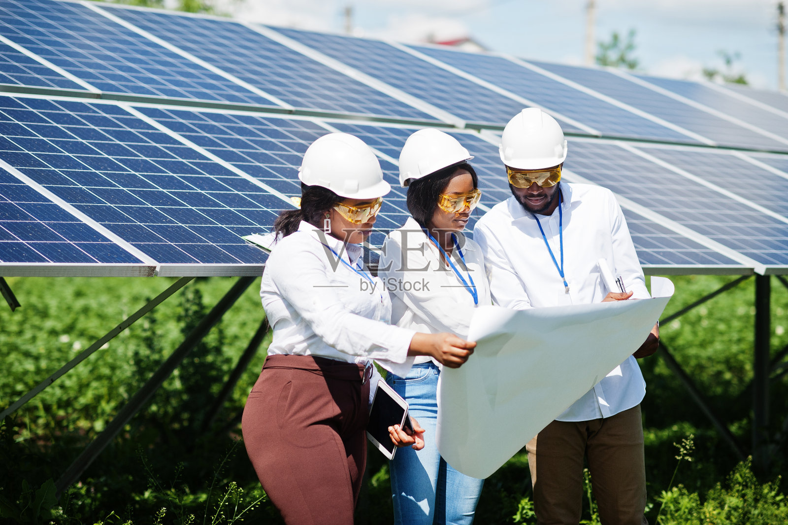 非裔美国技术员在太阳能电池板附近。照片摄影图片