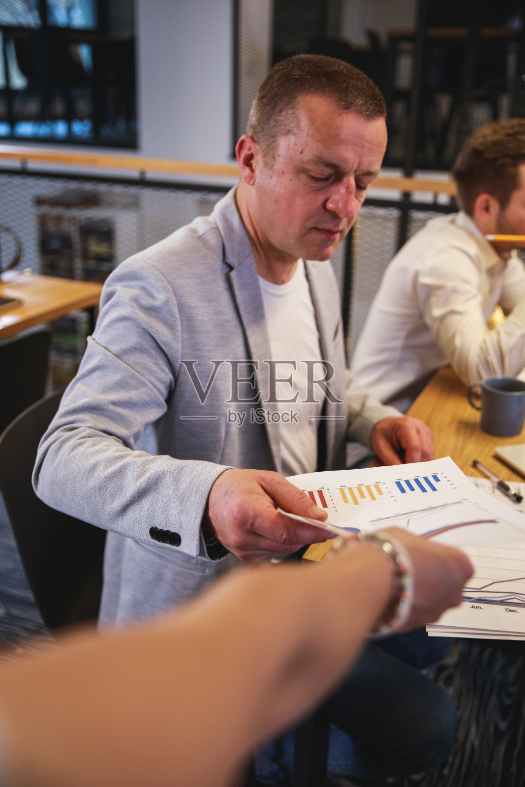 每个人都需要严肃认真，商务会议才能成功开始照片摄影图片
