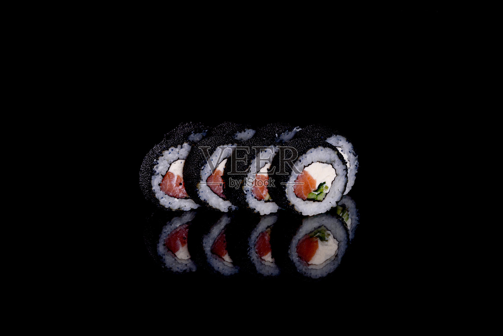 新鲜，美味，美丽的寿司卷在黑暗的背景照片摄影图片