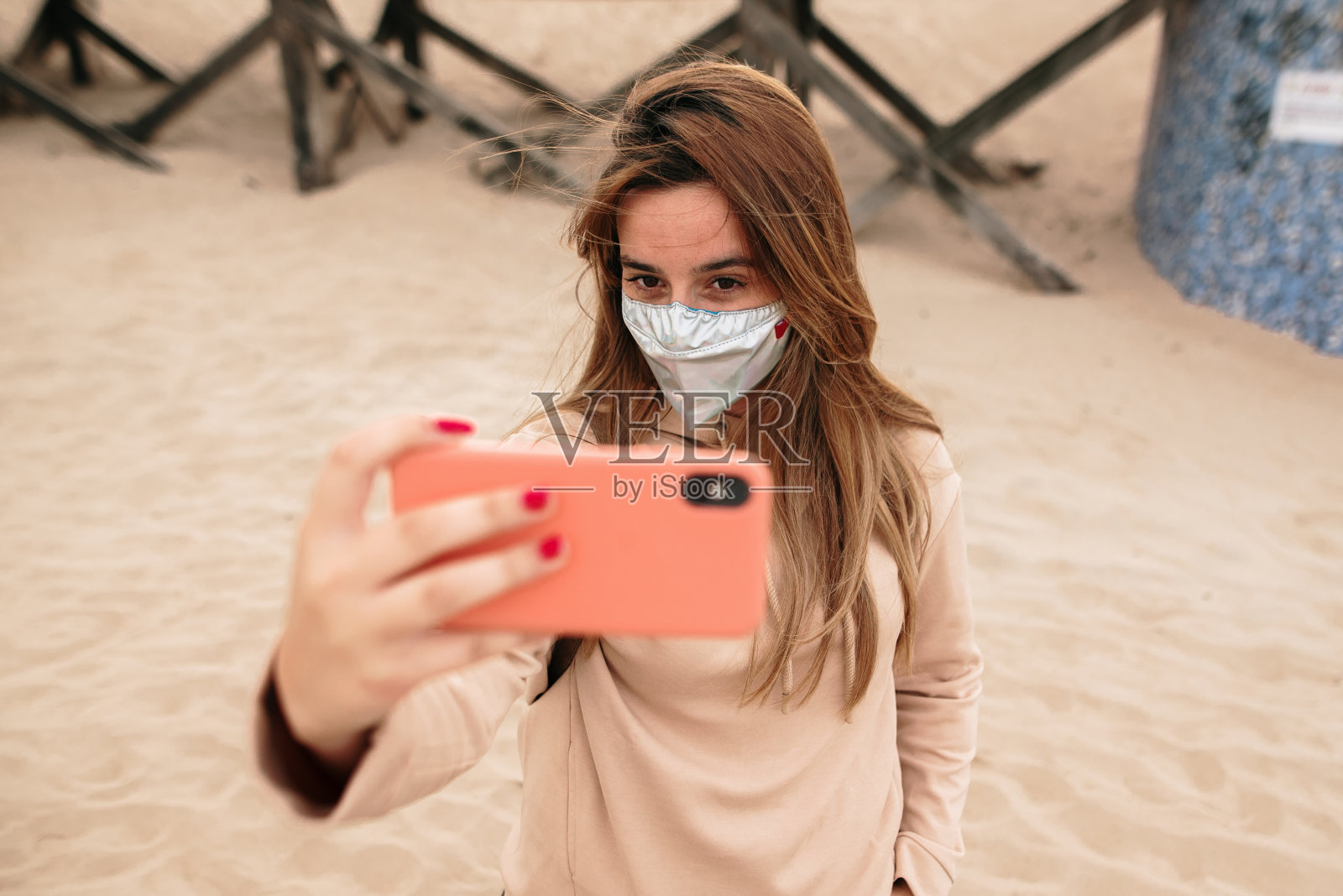 年轻女子戴着时尚面具自拍照片摄影图片