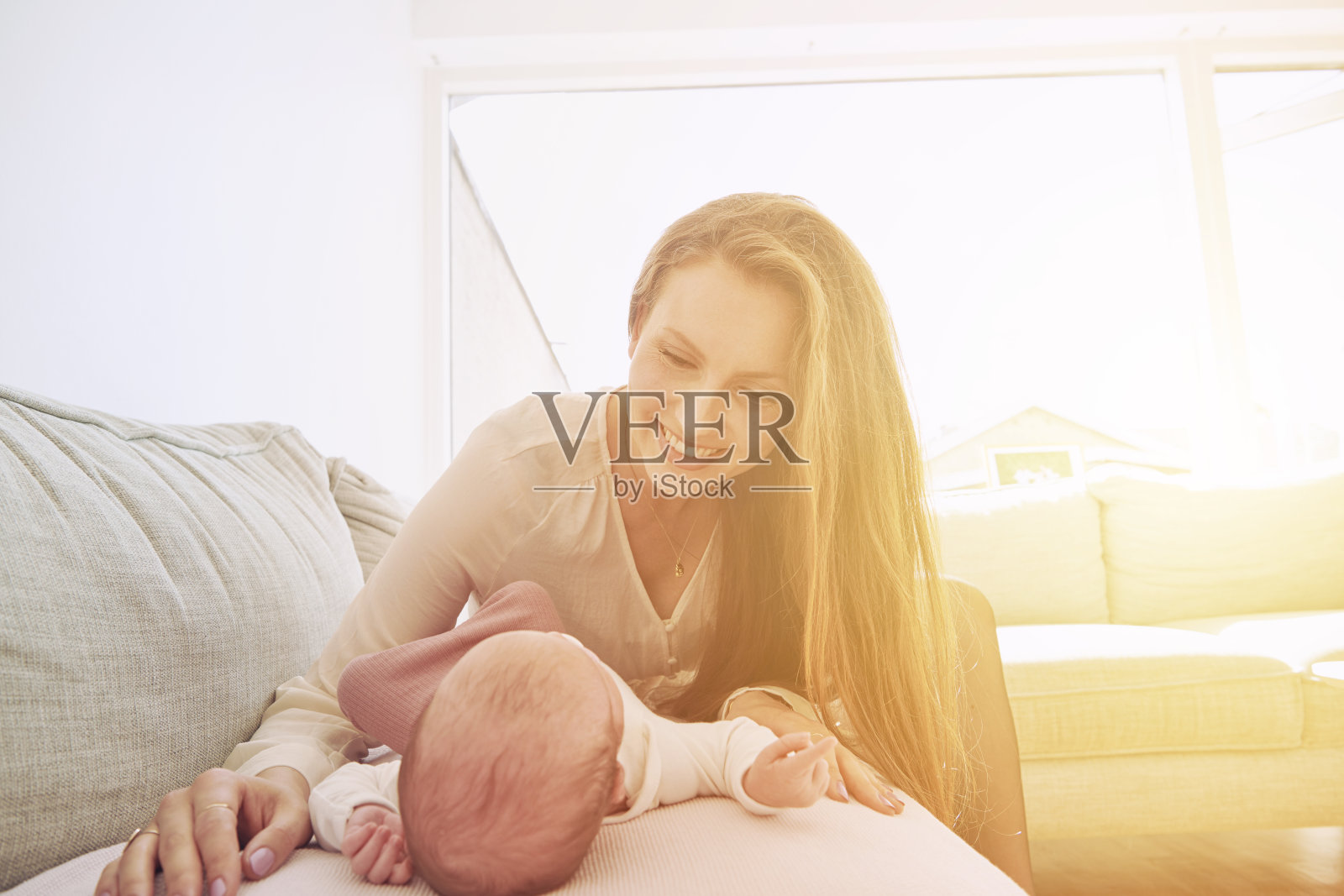 带着孩子的妇女照片摄影图片